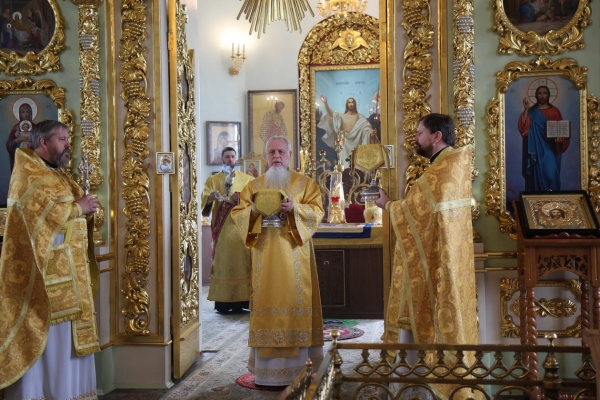 Епископ Василий совершил Божественную литургию в день памяти свт. Ионы, митрополита Московского
