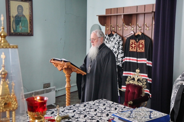 Епископ Василий в понедельник первой седмицы Великого Поста молился за уставным Богослужением в храме прп. Лонгина Коряжемского