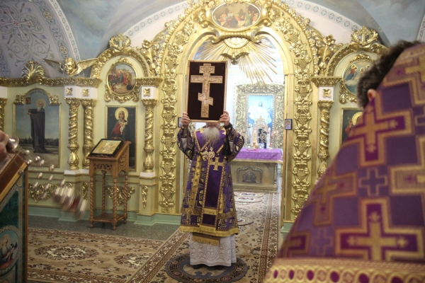 Накануне недели Крестопоклонной епископ Василий совершил Всенощное бдение 