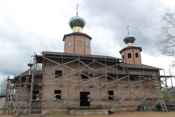 Епископ Василий посетил строящийся храм в Октябрьском