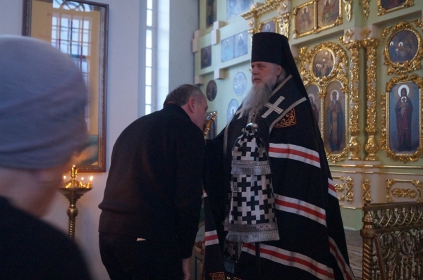 Накануне Великого поста епископ Василий совершил чин прощения в храме прп. Лонгина Коряжемского