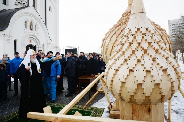 Патриарх Кирилл освятил деревянные главки для храмов Архангельской области