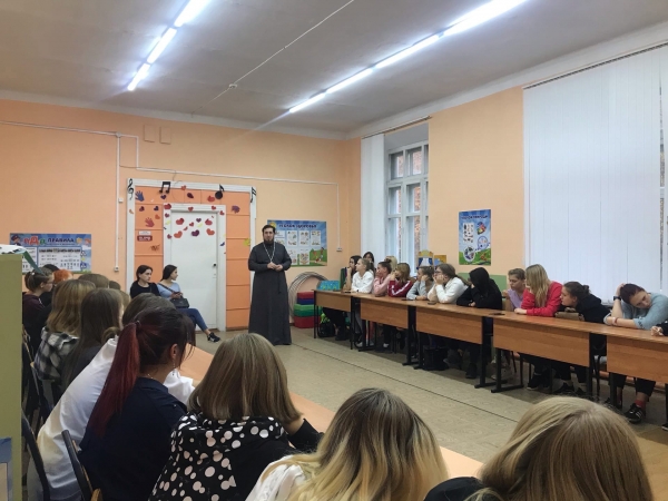 Вельский священник встретился со студентами экономического колледжа