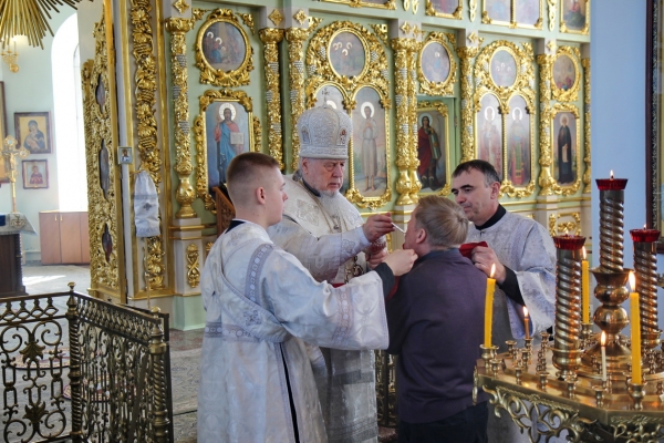 В Великую Субботу епископ Василий совершил Литургию св. Василия Великого в храме прп. Лонгина Коряжемского