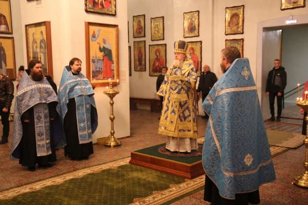 Епископ Василий совершил Всенощное бдение в Свято-Лонгиновом храме 