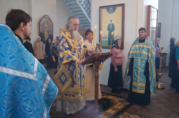 Епископ Василий совершил утреню с чтением Акафиста Пресвятой Богородице в храме прп. Лонгина Коряжемского