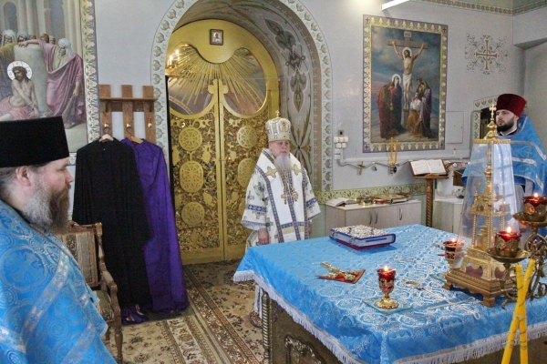 В праздник Похвалы Пресвятой Богородицы епископ Василий совершил Божественную литургию в Коряжме