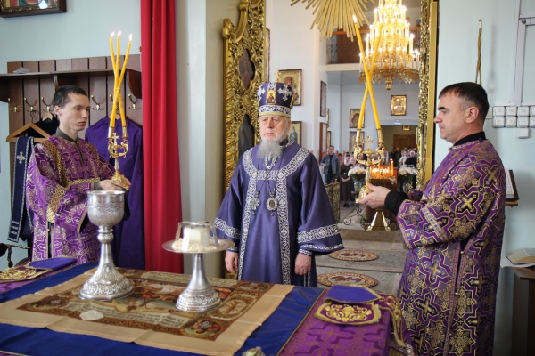 В праздник Воздвижения Креста Господня епископ Василий совершил Божественную литургию в Коряжме