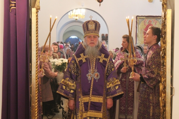 В неделю Крестопоклонную епископ Василий совершил Божественную литургию в Котласе