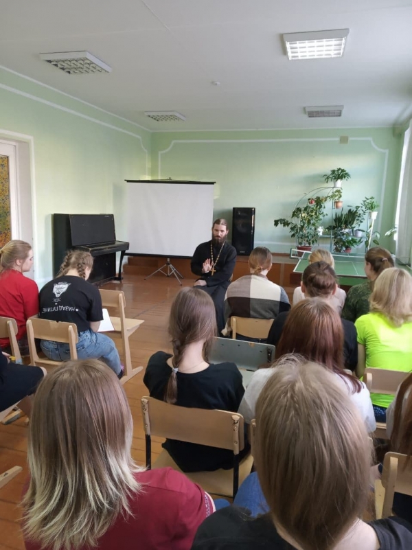 Священник встретился с учащимися Котласского педколледжа 