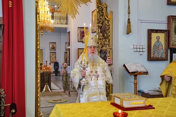 В день памяти свт. Иоанна Златоуста епископ Василий совершил Божественную литургию в Коряжме