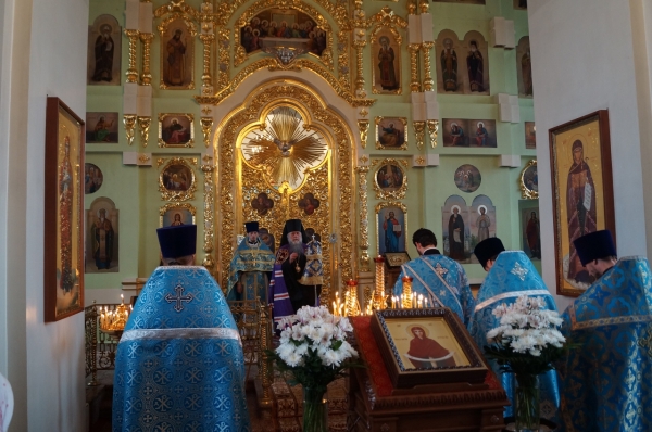 В праздник Покрова Пресвятой Богородицы епископ Василий совершил Божественную литургию в храме прп. Лонгина Коряжемского г. Коряжма