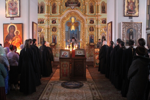 Епископ Василий совершил вечерню с чином прощения в Свято-Лонгиновом храме г. Коряжма