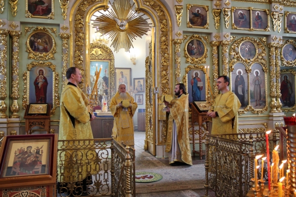В праздник Собора Трех Святителей епископ Василий совершил Божественную литургию в Коряжме