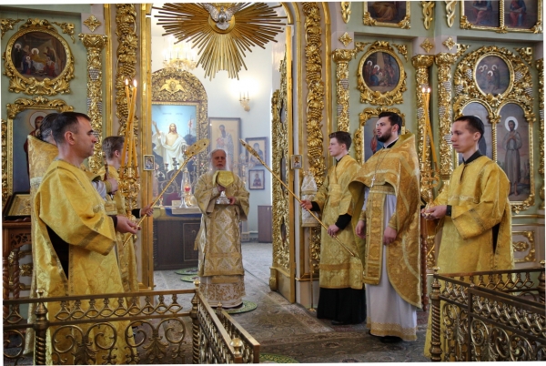 В Неделю о блудном сыне епископ Василий совершил Божественную литургию в Коряжме