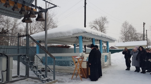 В Вычегодском установлены и освящены новые колокола