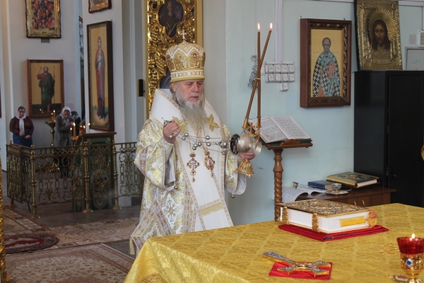 В день памяти преставления апостола Иоанна Богослова епископ Василий совершил Литургию в храме прп. Лонгина Коряжемского