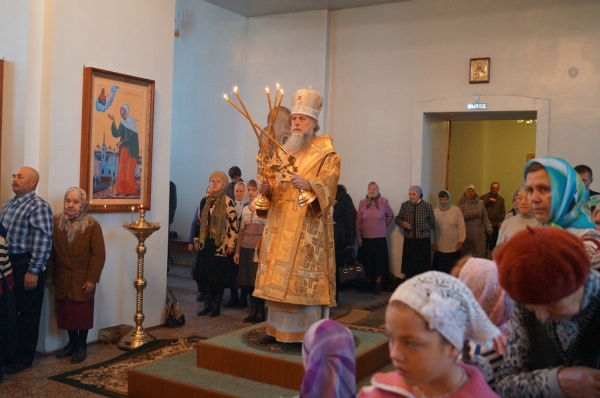 В неделю 17-ю по Пятидесятнице епископ Василий совершил Божественную литургию в храме прп. Лонгина Коряжемского