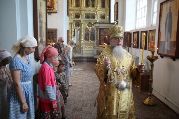 Накануне дня памяти первоверховных апостолов Петра и Павла епископ Василий совершил Всенощное бдение