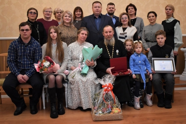 Семье протоиерея Сергия Умбрасас вручили орден «Родительская слава»