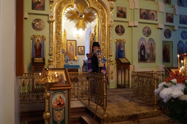 В канун дня памяти Иверской иконы Божией Матери епископ Василий совершил Всенощное бдение в храме прп. Лонгина Коряжемского