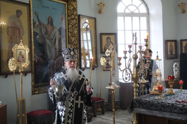 Епископ Василий совершил утреню Великого Пятка с чтением двенадцати Страстных Евангелий