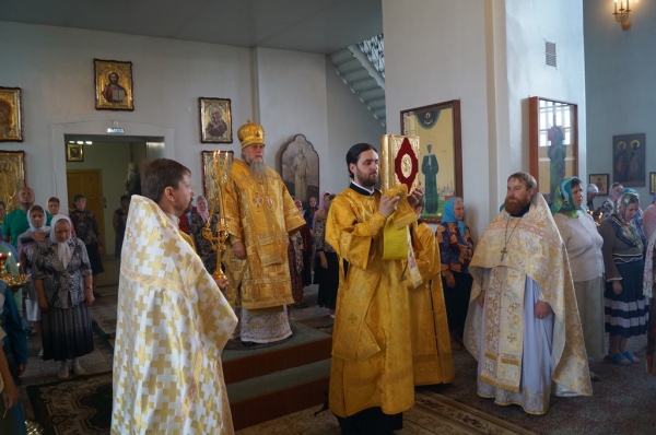 В день памяти свт. Ионы Московского епископ Василий совершил Божественную литургию в Свято-Лонгиновом храме г. Коряжма