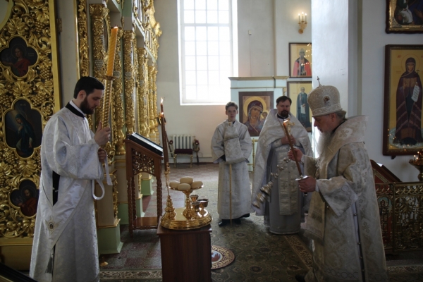 В Великую Субботу епископ Василий совершил Литургию св. Василия Великого в храме прп. Лонгина Коряжемского