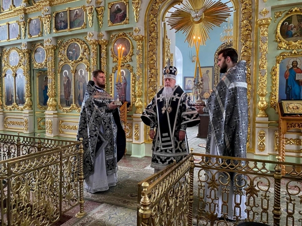 Епископ Василий совершил Литургию Преждеосвященных Даров в Коряжме