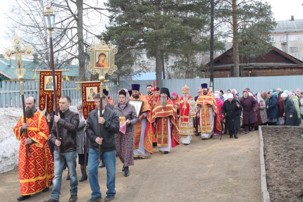 В Пятницу Светлой Седмицы епископ Василий совершил Литургию в храме Тихвинской иконы Божией Матери