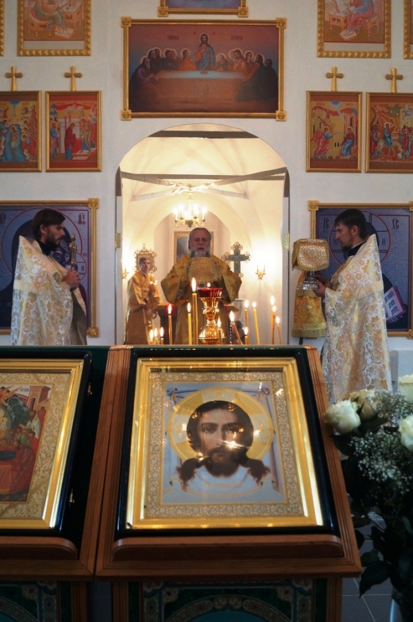 Епископ Василий  совершил Божественную Литургию в храме Нерукотворного Спаса в г. Коряжме
