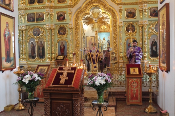 В праздник Воздвижения Креста Господня епископ Василий совершил Божественную литургию в Коряжме
