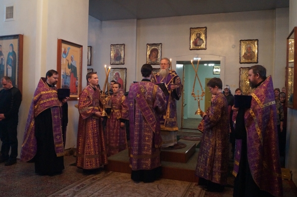 Накануне дня памяти свт. Григория Паламы епископ Василий совершил Всенощное бдение в Свято-Лонгиновом храме г. Коряжма