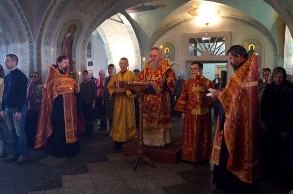 Епископ Василий совершил Всенощное бдение в Свято-Никольском храме накануне дня памяти свт. Николая Чудотворца 