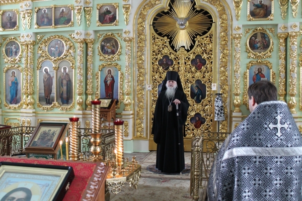 В четверг первой седмицы Великого Поста епископ Василий молился за уставным Богослужением в Свято-Лонгиновом храме 