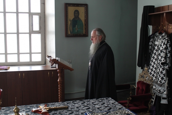 В понедельник первой седмицы Великого Поста епископ Василий молился за уставным Богослужением в храме прп. Лонгина Коряжемского