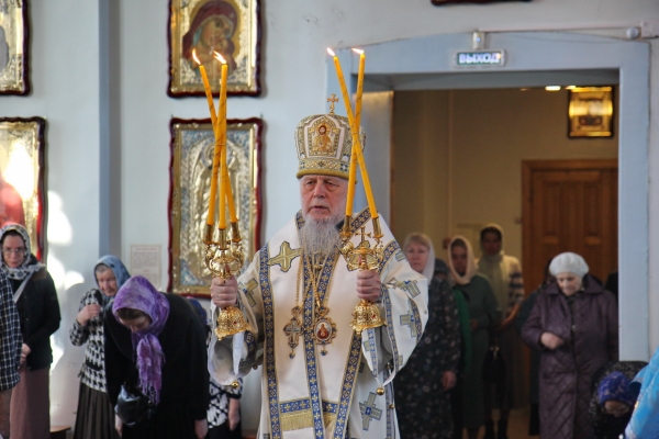 В праздник Похвалы Пресвятой Богородицы епископ Василий совершил Божественную литургию в Коряжме