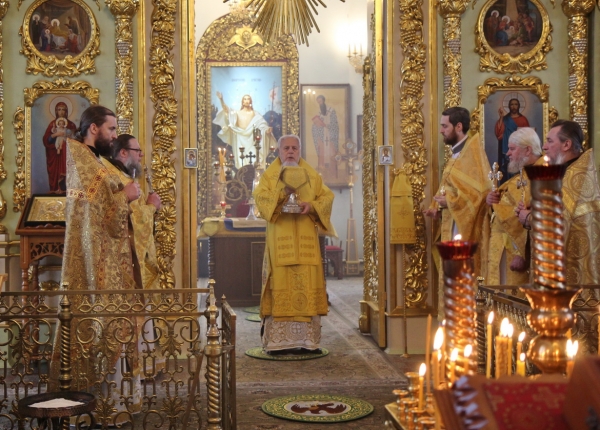 В праздник Собора Трех Святителей епископ Василий совершил Божественную литургию в Коряжме