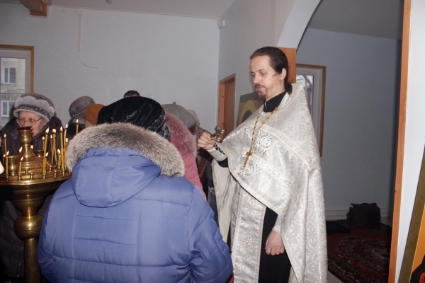 Котласский священник поздравил жителей микрорайона Лименда с Рождеством Христовым