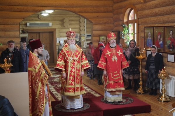 Два архиерея совершили Божественную литургию в храме прп. Илариона Псковоезерского 