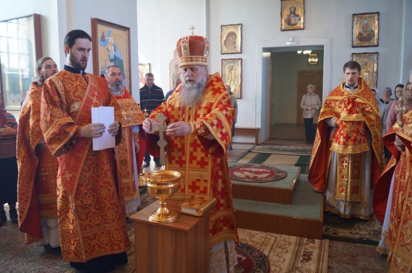 В Преполовение Пятидесятницы епископ Василий совершил Божественную литургию в храме прп. Лонгина Коряжемского