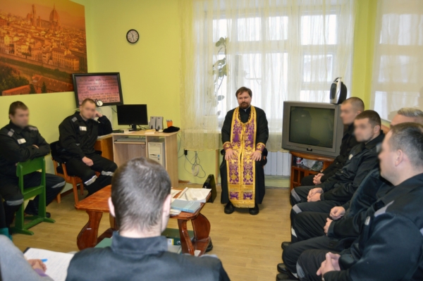 Священнослужитель побеседовал с участниками эксперимента в коряжемской исправительной колонии