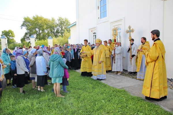 В Престольный Праздник епископ Василий совершил Божественную литургию в храме Спаса Нерукотворного Образа г. Коряжмы