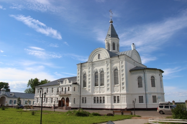 Епископ Котласский Василий совершил Всенощное бдение накануне дня памяти Всех святых в земле Русской просиявших