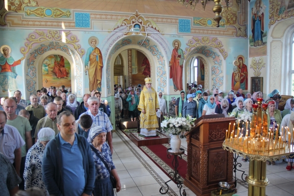 В Неделю 10-ю по Пятидесятнице епископ Василий совершил Божественную литургию в Котласе