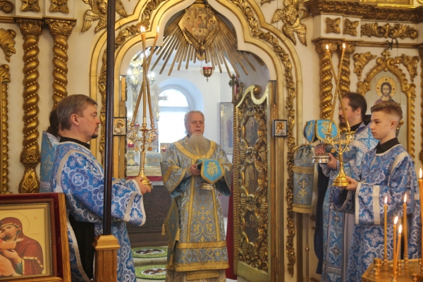 В неделю о мытаре и фарисее епископ Василий совершил Божественную литургию в Никольском храме г. Котласа