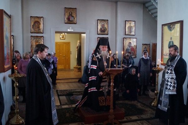Епископ Василий совершил повечерие с чтением Великого канона преподобного Андрея Критского в храме прп. Лонгина Коряжемского