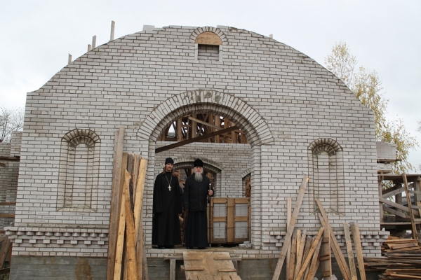 Епископ Василий посетил строительство храма в микрорайоне Лименда