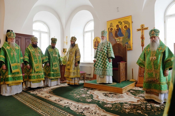 Епископ Василий сослужил Литургию Предстоятелю Русской Православной Церкви в Троицком соборе Соловецкого монастыря