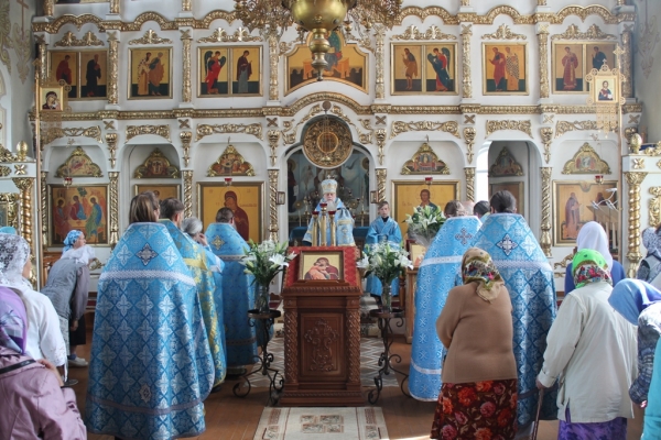 Епископ Котлаский и Вельский Василий в Престольный праздник совершил Божественную литургию в Котласе